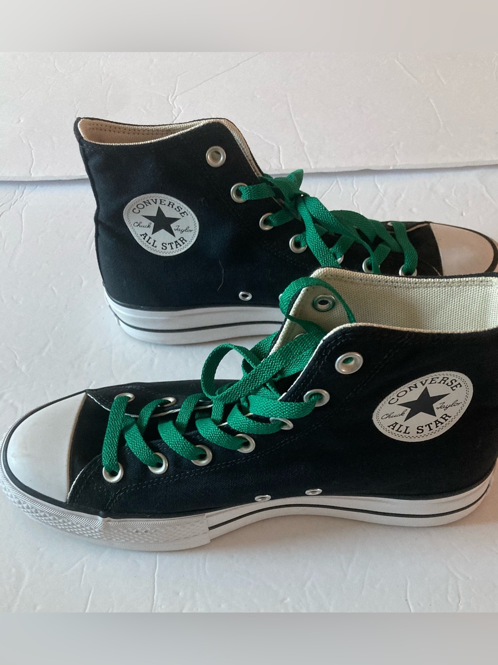 Converse Chuck Taylor SZ 9 Black High-Top Sneakers with Green Laces like new